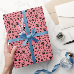 Black Paw Prints op Strawberry Pink Cadeaupapier