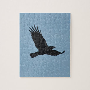 Black Raven Flying in Blue Sky Foto Legpuzzel