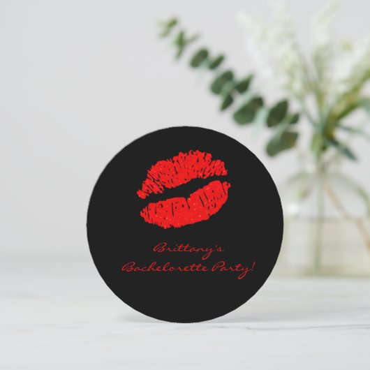 Black Red Lips Kiss Bachelorette Party Uitnodiging (Staand voorkant)