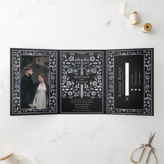 Black Royal Medieval Silver Sword Wedding Drieluik Uitnodiging (Binnen)