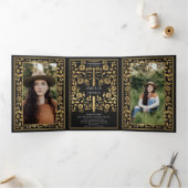 Black Royal Medieval Sword Photo Graduparty Drieluik Uitnodiging (Binnen)