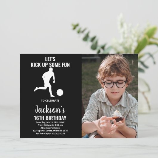 Black Running Soccer Birthday Invitations w foto Kaart (Staand voorkant)
