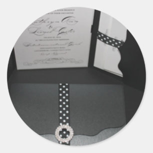 black-scalloped-folder-front.inside.jpg ronde sticker