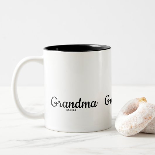 Black Script Established Grandma Tweekleurige Koffiemok (Met donut)