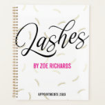 Black Script & Faux Gold Lashes Rendez-vous<br><div class="desc">Planificateur en spirale chic ou carnet de rendez-vous pour un artiste fouetté dans un design attrayant avec un motif fouetté en faux or et blanc,  script tourbillonnant noir,  et bold magenta comme couleur d'accent.</div>