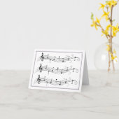 Black Scrolling Music Staffs sur carte blanche (Fleur jaune)