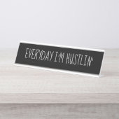 Black Silver 'Day I'm Hustlin' Funny Pun Bureau Naambordje (Voorkant)