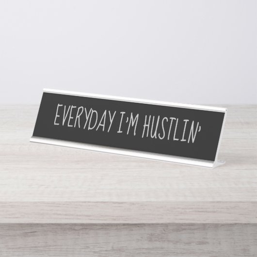 Black Silver 'Day I'm Hustlin' Funny Pun Bureau Naambordje (Voorkant)