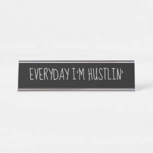 Black Silver 'Day I'm Hustlin' Funny Pun Bureau Naambordje