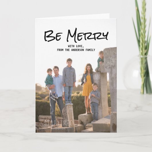 Black Simple Script Be Merry Photo Card Feestdagen Kaart (Voorkant)