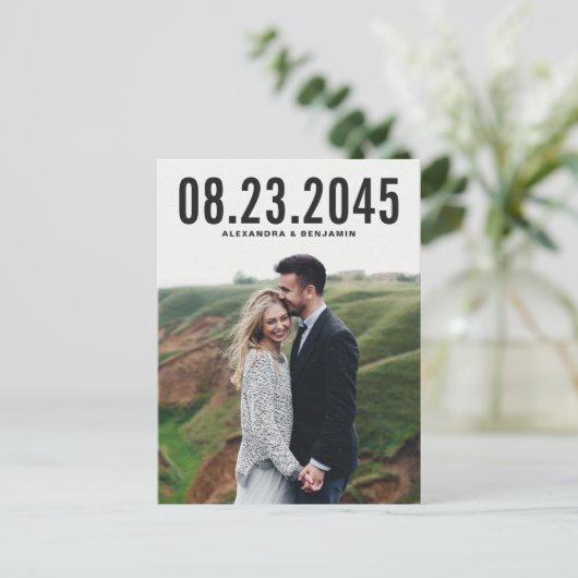 Black Simple Typographie Enregistrer la carte post (Debout devant)