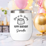 Black Tendy Tying Up Her Twenties 30th Birthday<br><div class="desc">Célébrez son 30e anniversaire avec ce noir et blanc branché nouant ses 20 ans de vin tumbler! Personnalisez les détails et correspondre parfaitement à l'ambiance de la fête! Tumbler à vin noir branché à vingt ans 30e anniversaire</div>