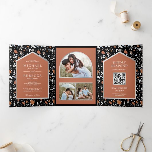 Black Terrazzo Tegel Terracotta QR Code Weddenscha Drieluik Uitnodiging (Binnen)