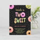 Black Two Sweet Pastel Donut Invitations Anniversa (Debout devant)