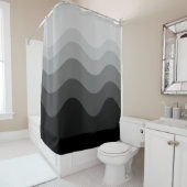 Black Wavey Stripe rideau de douche moderne (En situation)