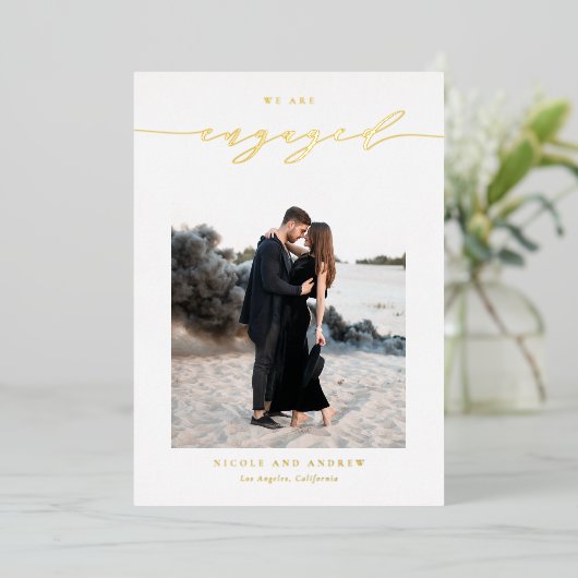 Black Whimsical Script Photo Engagement Folie Uitnodiging (Staand Voorkant)