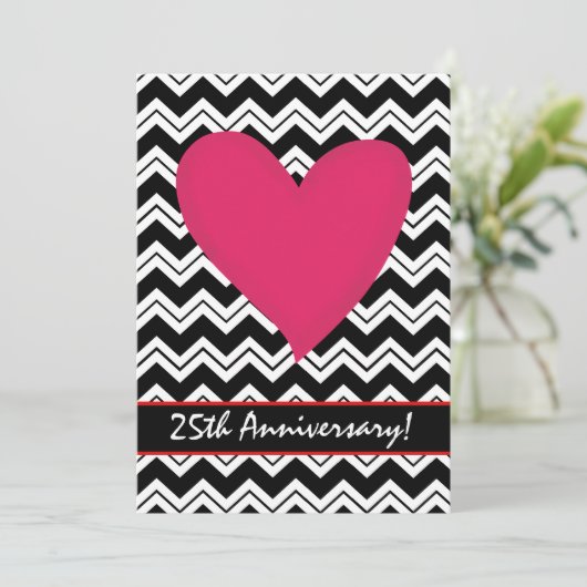 Black White Chevron Heart Jubileum Party Invite Kaart (Staand voorkant)