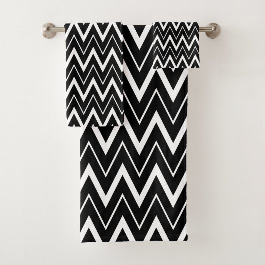 Black White Chevron Striped Bad Handdoek (Insitu)