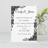 “Black & White Floral Wedding Invitation (Debout devant)