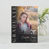 Black White Foto RN Nurse Afstuderen Aankondiging (Staand voorkant)