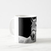 Black White Horse in de nacht close-up Koffiemok (Voorkant links)