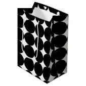 Black White Retro Geometric Cirtern Pattern Medium Cadeauzakje (Voorkant Gekanteld)