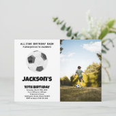 Black White Soccer Anniversaire Invitations avec p (Debout devant)