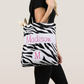 Black White Zebra Animal Print Initiaal Monogram Draagtas (Dichtbij)