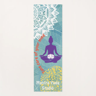 bladachtergrond en chakra en pose yogamat