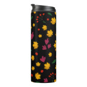 Bladerenpatroon op een zwarte achtergrond thermosbeker (Geroteerd rechts)