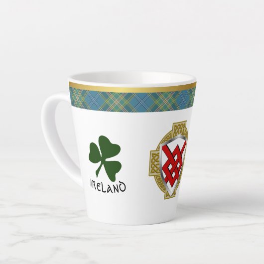 Blake Irish Shield & Tartan gepersonaliseerd Latte Mok (Linkerhoek)