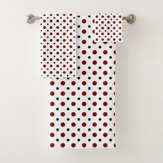 Blanc avec des pois noirs et rouges (En situation)