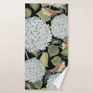 Blanc, bleu clair Hortensia avec feuilles verts et
