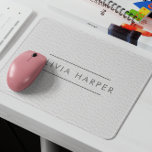 Blanc chic | Aspect en cuir minimal<br><div class="desc">Elégant et minimal tapis de souris ou entreprise féminine, boutique ou autre entreprise disposent d'une texture en cuir blanc avec une typographie raffinée en gris tendance. Un accessoire sophistiqué et élégant qui ajoute une touche d'élégance à votre espace de travail. Remarque : le cuir est un effet imprimé. Surprenez quelqu'un...</div>