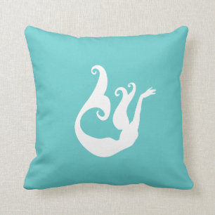 blanc de sirène sur le coussin bleu turquoise