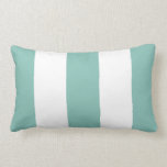 Blanc et coussin de rayure d'Aqua<br><div class="desc">Les rayures larges dans le blanc et le bleu d'aqua sont un accent moderne et de très bon goût pour votre décor à la maison. Appareillez avec des motifs plus audacieux pour un style élégant de mélange et de sur-tendance.</div>