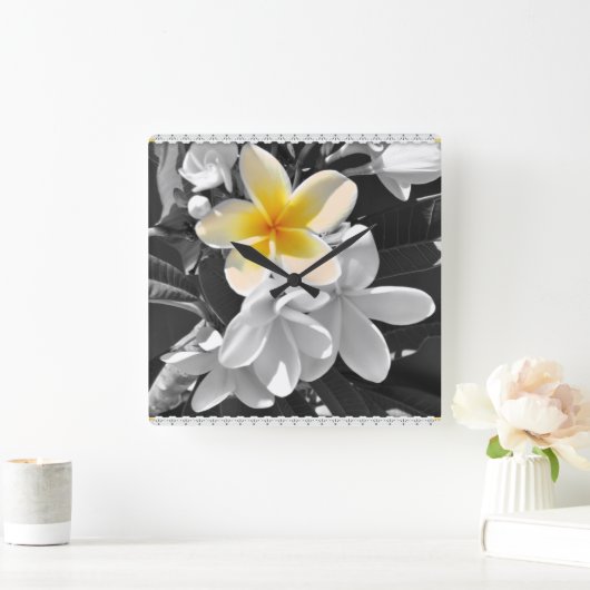 Blanc Noir Avec Un Frangipani Jaune, Horloge Mur (Maison)