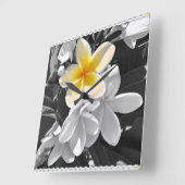 Blanc Noir Avec Un Frangipani Jaune, Horloge Mur (Angle)