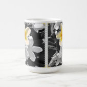 Blanc Noir Avec Un Frangipani Jaune, Mug De Café (Centre)