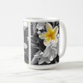 Blanc Noir Avec Un Frangipani Jaune, Mug De Café (Devant droit)