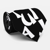 Blanc sur la cravate noire d'alphabet (Roulé)