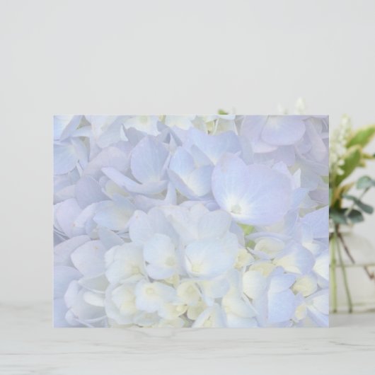 Blanco papier voor lichte blauwe hydrangea-bruilof (Staand voorkant)
