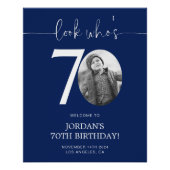 Blauw 70e verjaardag welkomstbord | Kijk eens wie Perfect Poster (Voorkant)