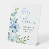 Blauw Bloemen Baby in Bloom Shower Reclamebord Met Voetstuk (Voorkant)