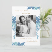 Blauw Bloemen en Bladerwerk Foto Bruiloft Save The Date (Staand voorkant)