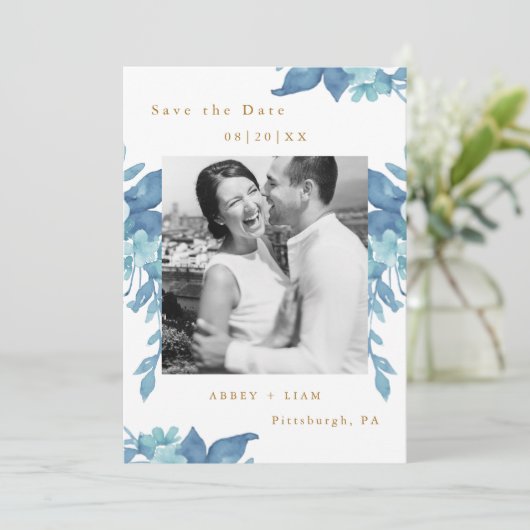 Blauw Bloemen en Bladerwerk Foto Bruiloft Save The Date (Staand voorkant)