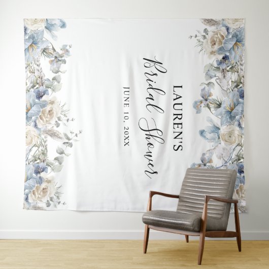 Blauw bloemstuk bruiloftsshower  fotocabine achter wandkleed (In Situ (horizontaal))