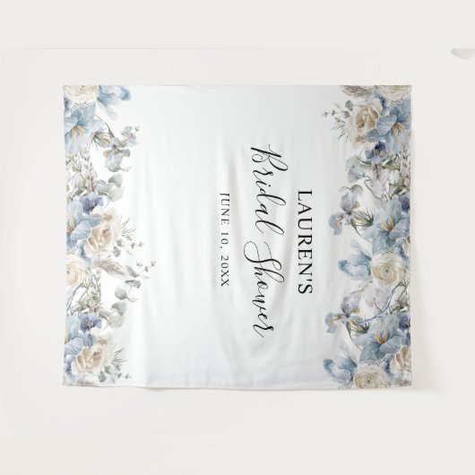 Blauw bloemstuk bruiloftsshower  fotocabine achter wandkleed (Voorkant (horizontaal))