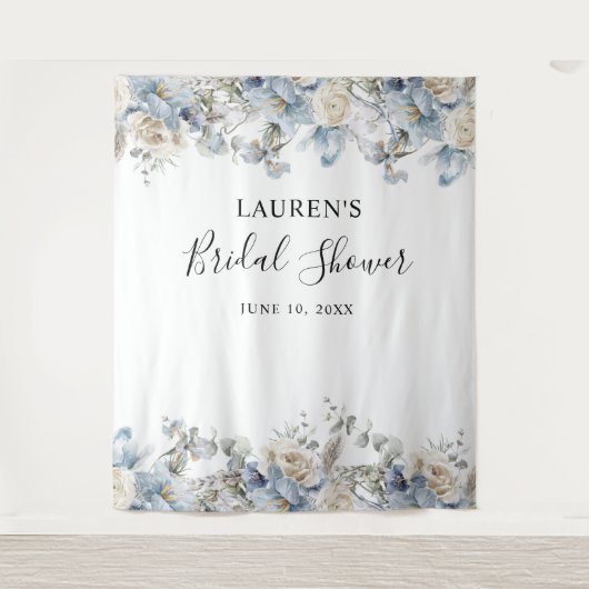 Blauw bloemstuk bruiloftsshower fotocabine achter wandkleed (Voorkant)