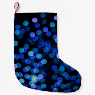 Blauw bokeilicht kleine kerstsok